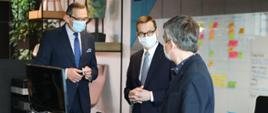 Premier Mateusz Morawiecki rozmawia z pracownikami firmy.