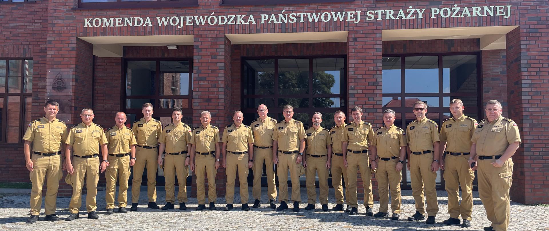wspólne zdjęcie przed budynkiem KW PSP we Wrocławiu 