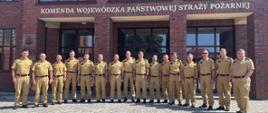 wspólne zdjęcie przed budynkiem KW PSP we Wrocławiu 