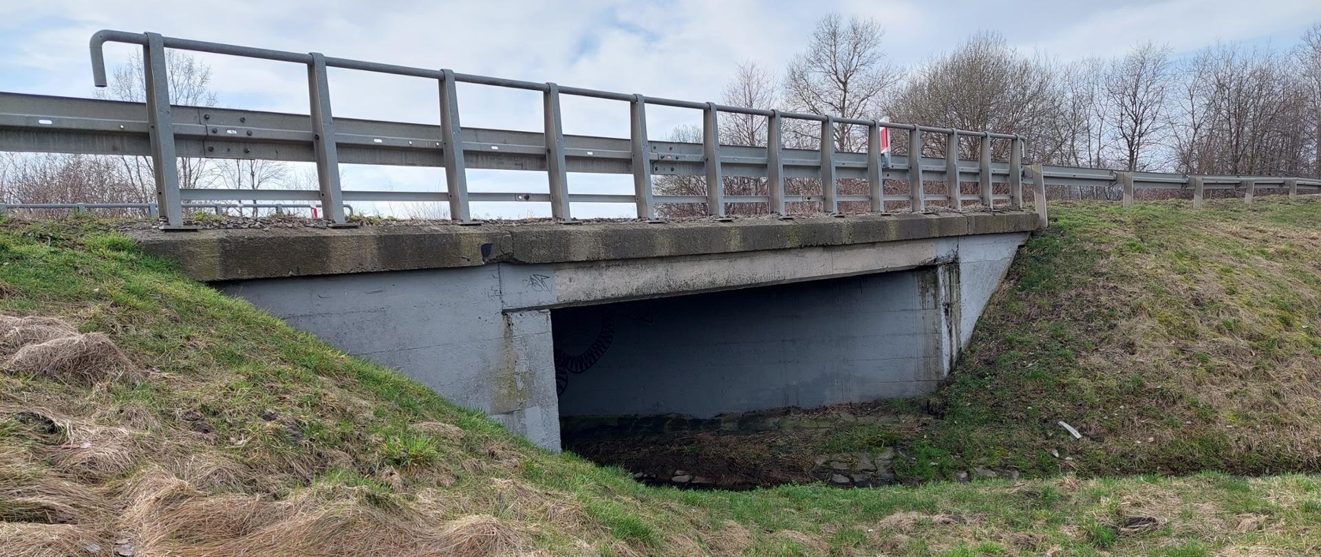 Na zdjęciu most w ciągu drogi krajowej nr 77 w Dębnie, widok z boku. Widać na zdjęciach, że most wymaga remontu.
