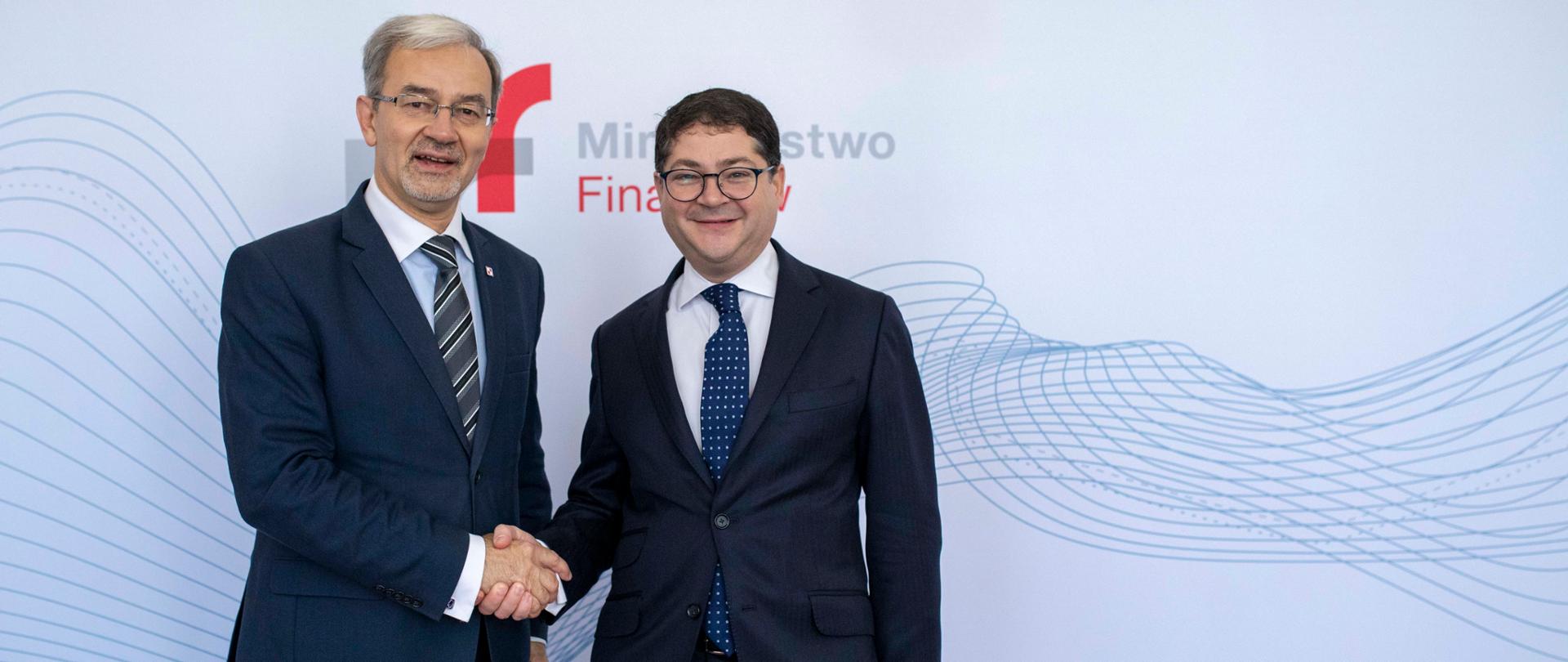 Minister Kwieciński i wiceprezes EBOR Pierr Heilbronn na tle napisu Ministerstwo Finansów