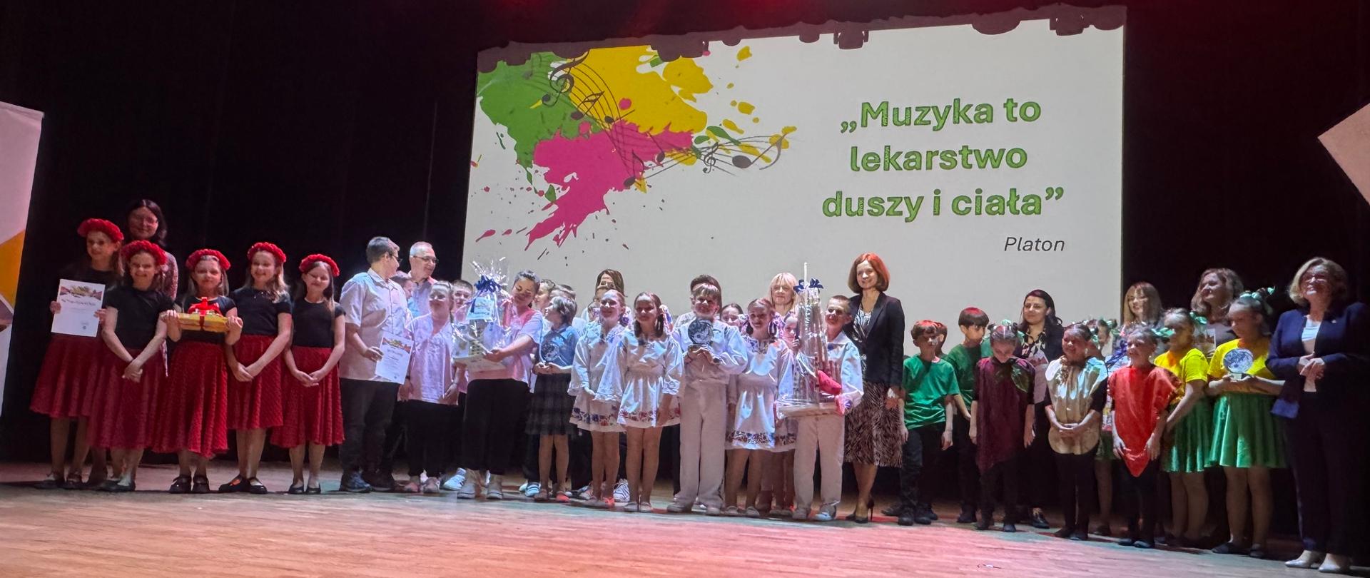 Laureaci konkursu stojący na scenie