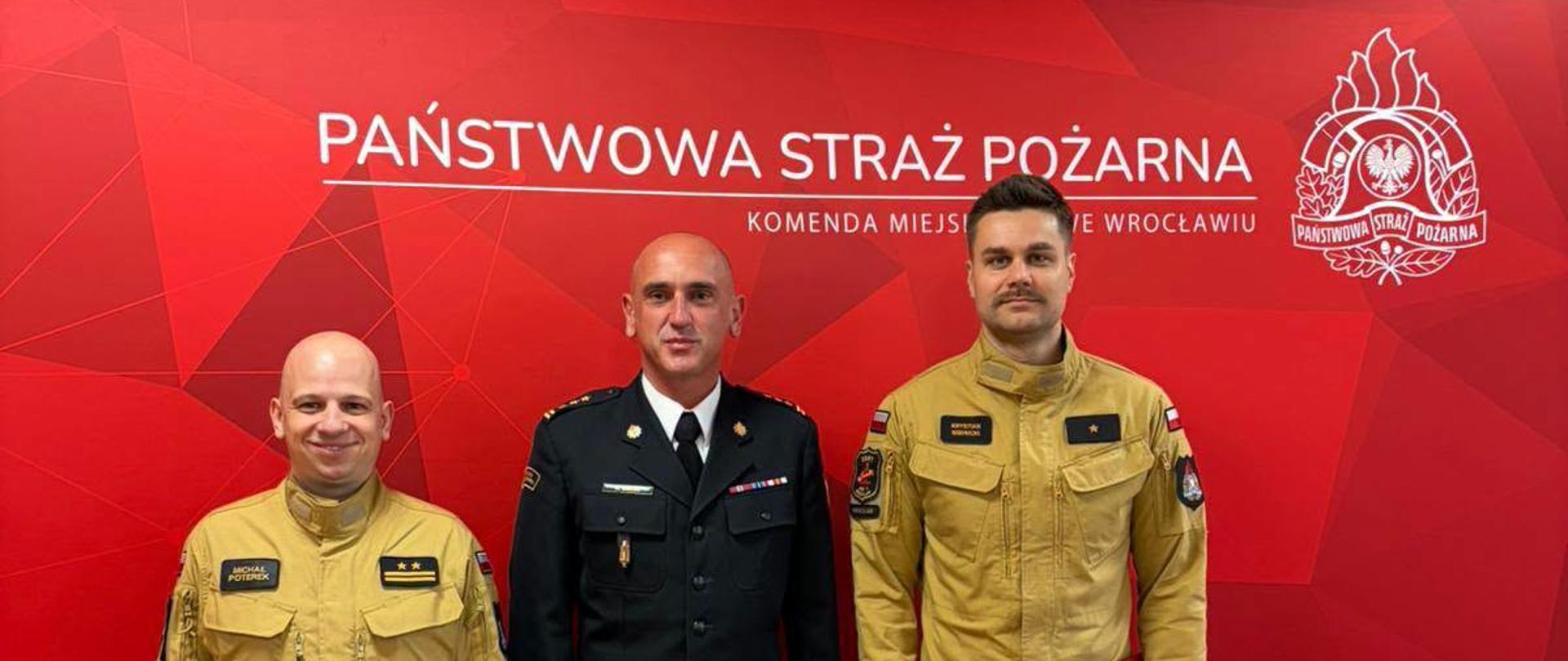 Funkcjonariusze Państwowej Straży Pożarnej podczas uroczystego spotkania w Komendzie Miejskiej PSP we Wrocławiu