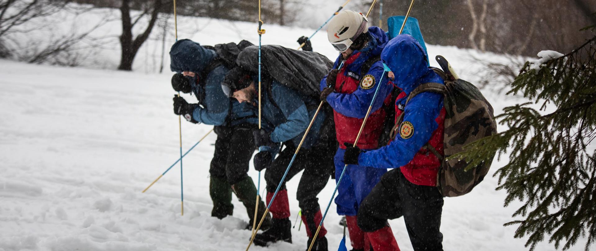 szkolenie grupa ratowników górskich w Bieszczadach