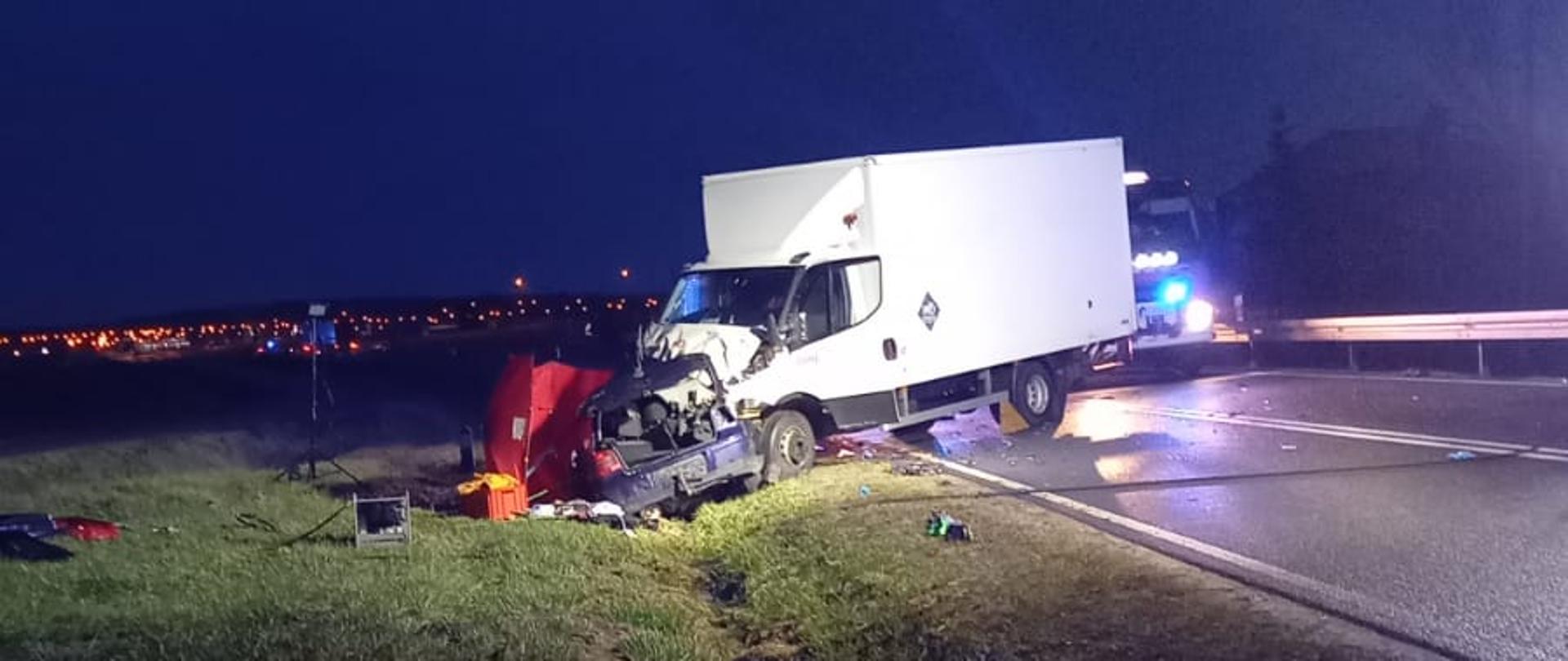 Wypadek z udziałem samochodu dostawczego i osobowego.