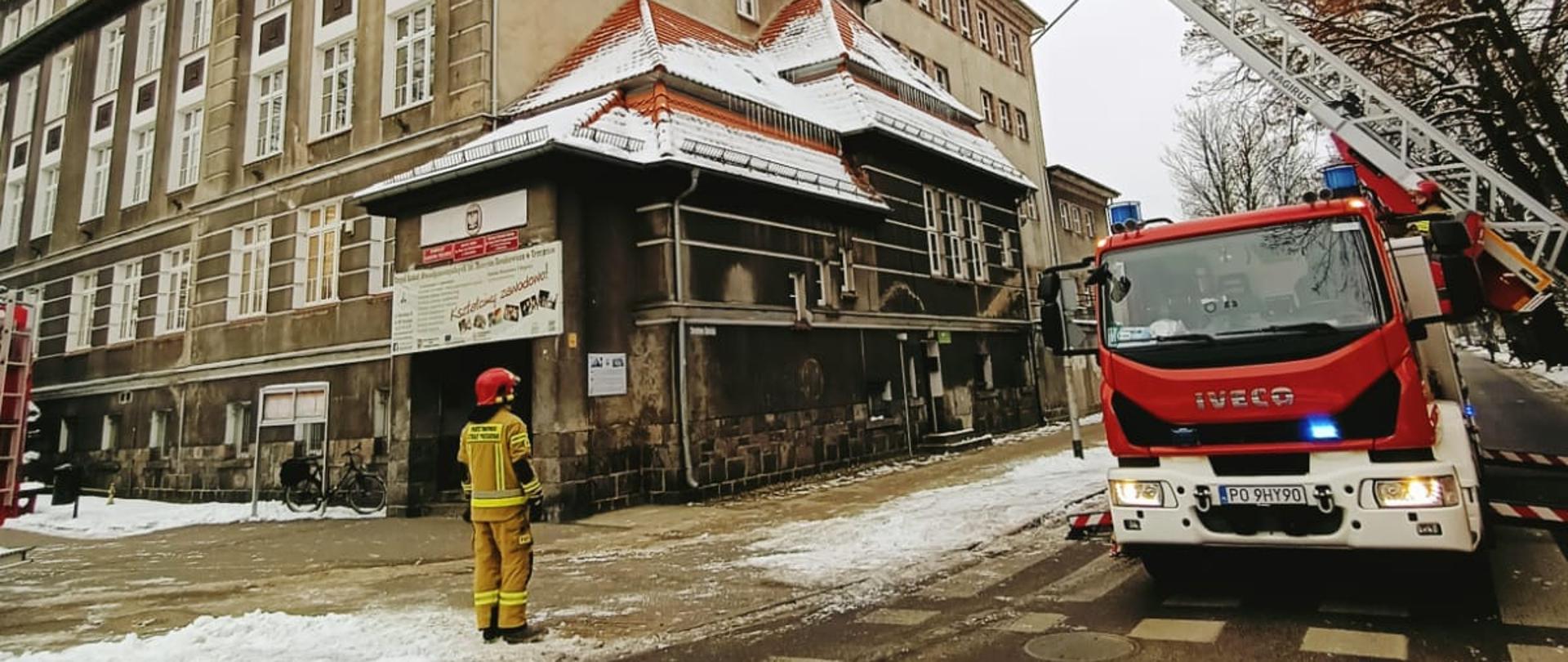 Strażacy na wysokości w koszu drabiny.