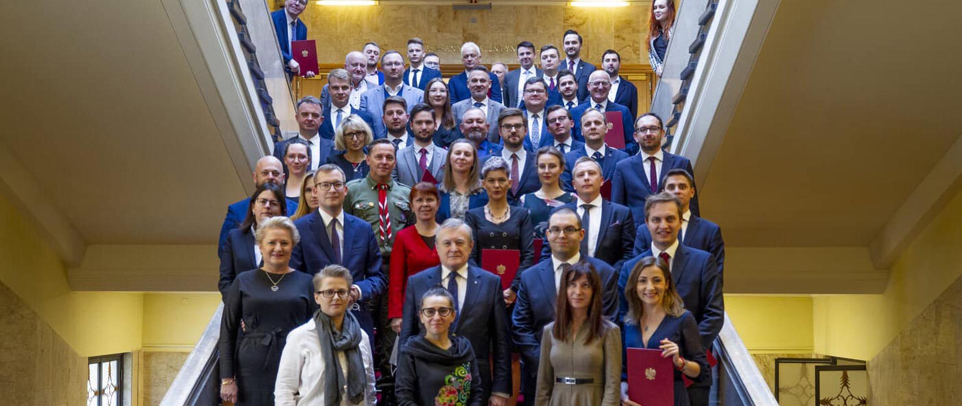 Inauguracyjne posiedzenie Rady Dialogu Pożytku Publicznego VII Kadencji - na zdjęciu Premier Piotr Gliński wraz z członkami Rady