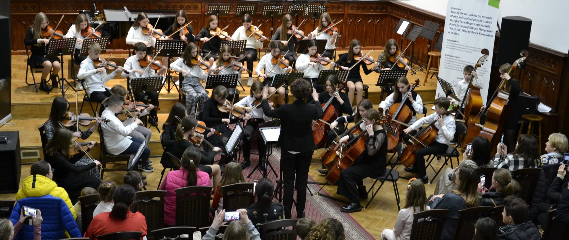 orkiestra smyczkowa PSM I stopnia z dyrygentką Edytą Chlebowską na czele podczas koncertu dla kandydatów do PSM I stopnia na Sali Królewskiej PSM w Mielcu
