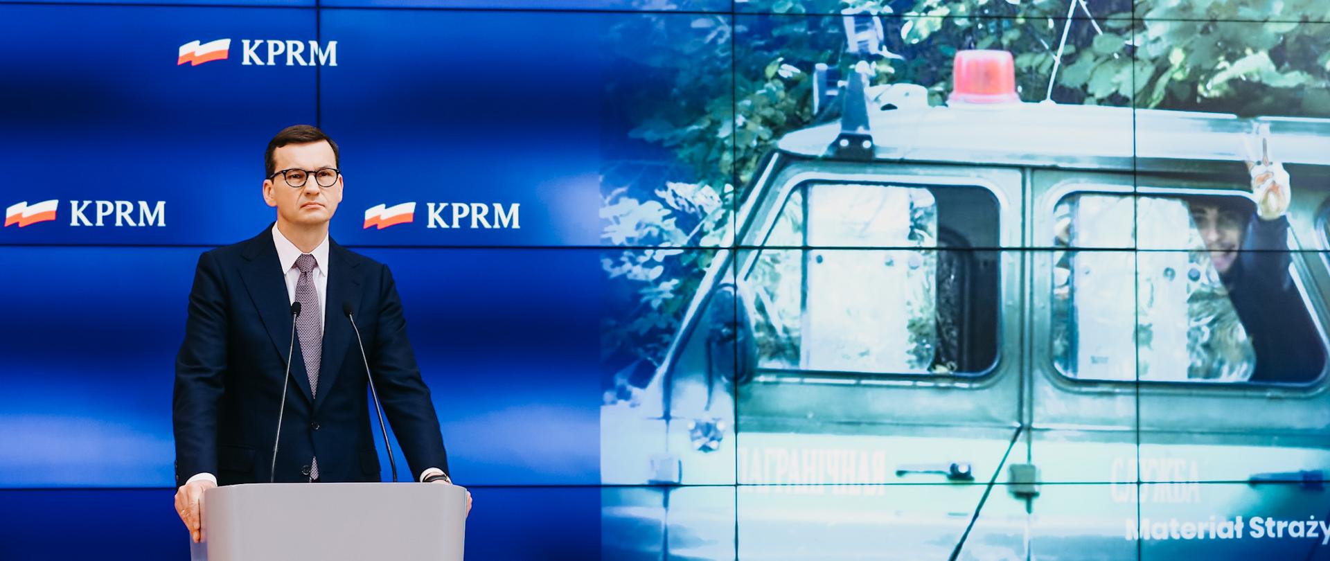 Premier Mateusz Morawiecki podczas konferencji prasowej.