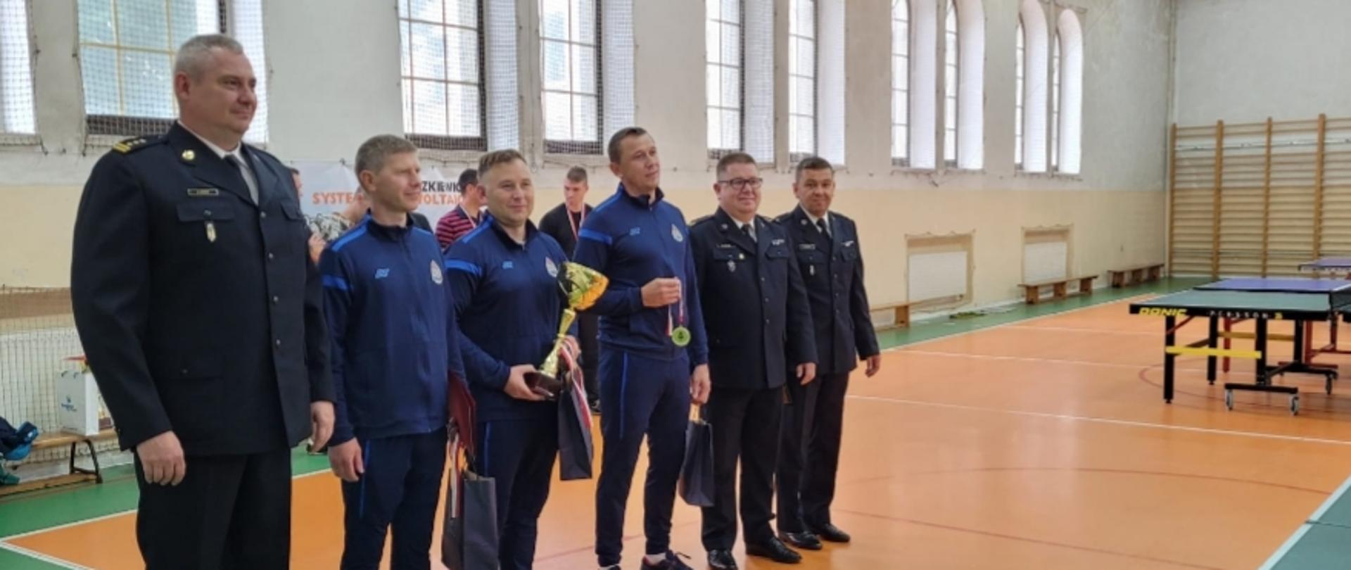 Reprezentacja KP Tczew z Komendantem Powiatowym stoją z pucharem za pierwsze miejsce.