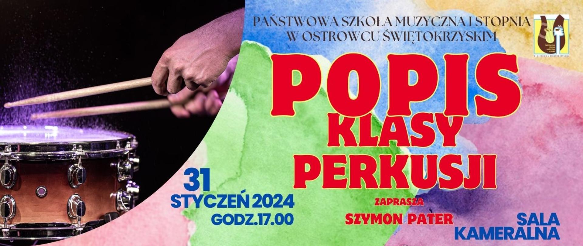 napisy w kolorze czerwonym i niebieskim na kolorowym i z werblem po prawej stronie z logiem szkoły w lewym górnym rogu