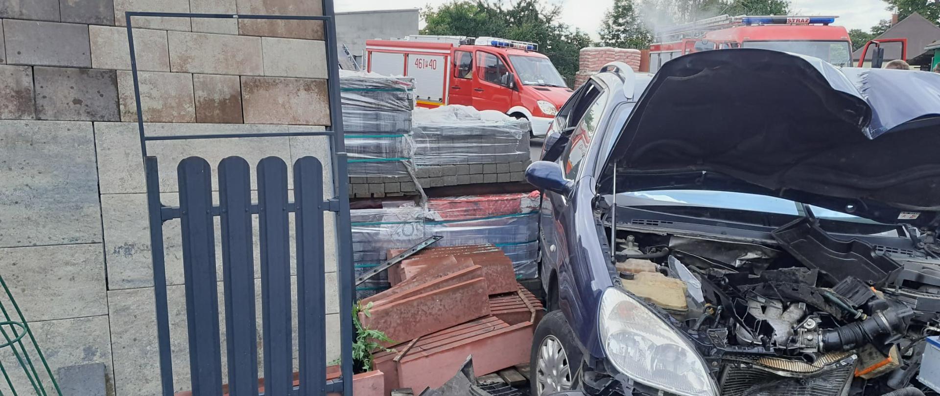 Samochód osobowy wjechał w ogrodzenie.