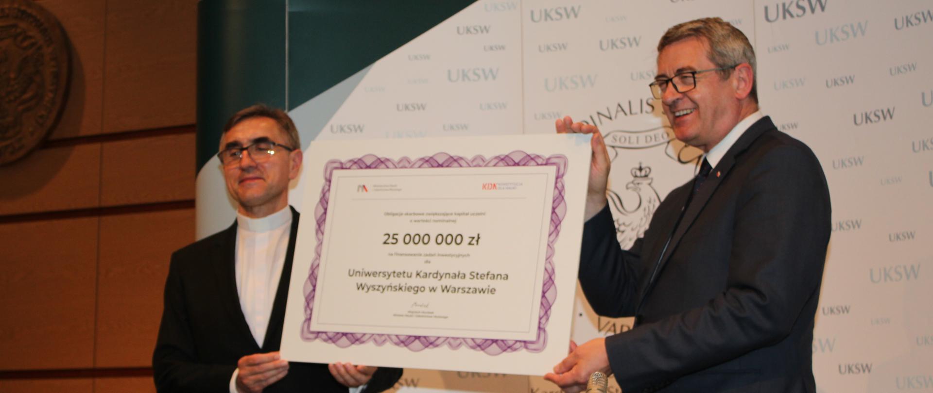 Minister Murdzek wręcza Rektorowi UKSW symboliczny czek o wartości 25 mln zł