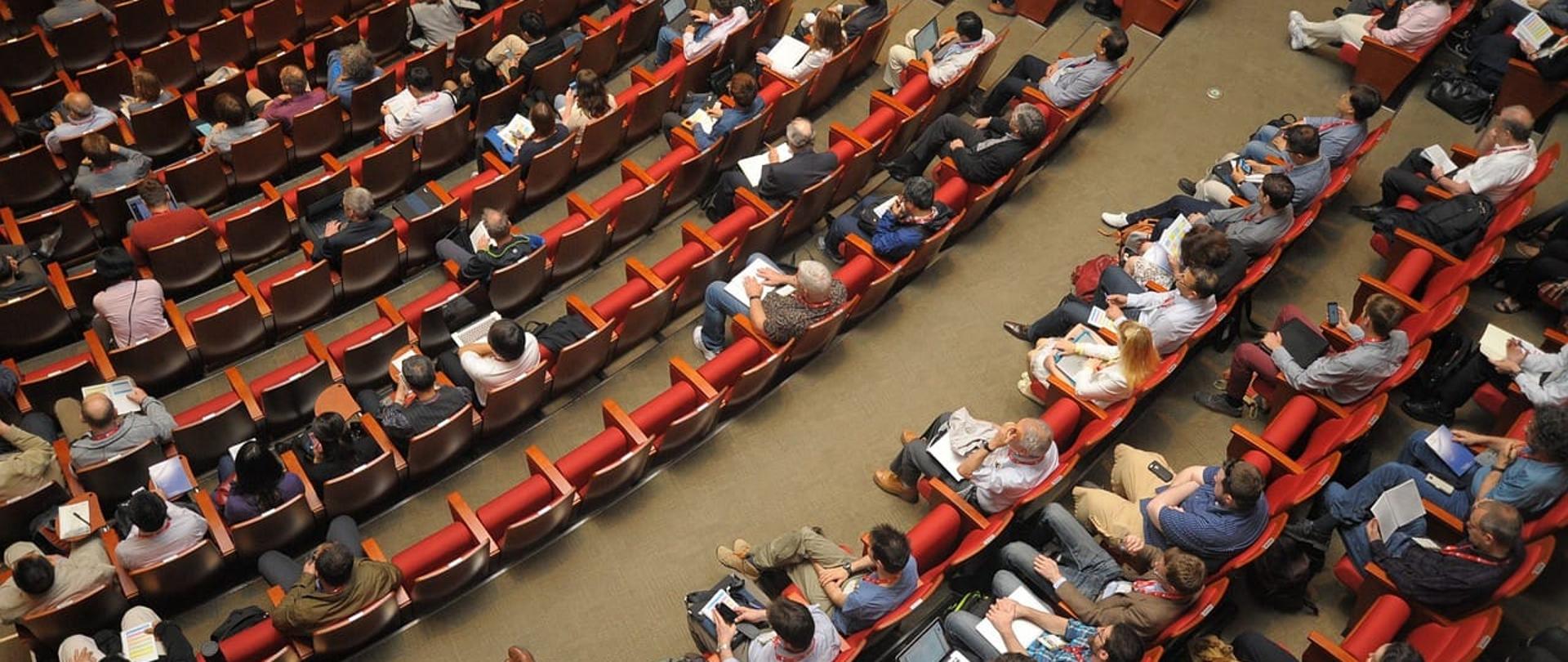 Zdjęcie ludzi na auli