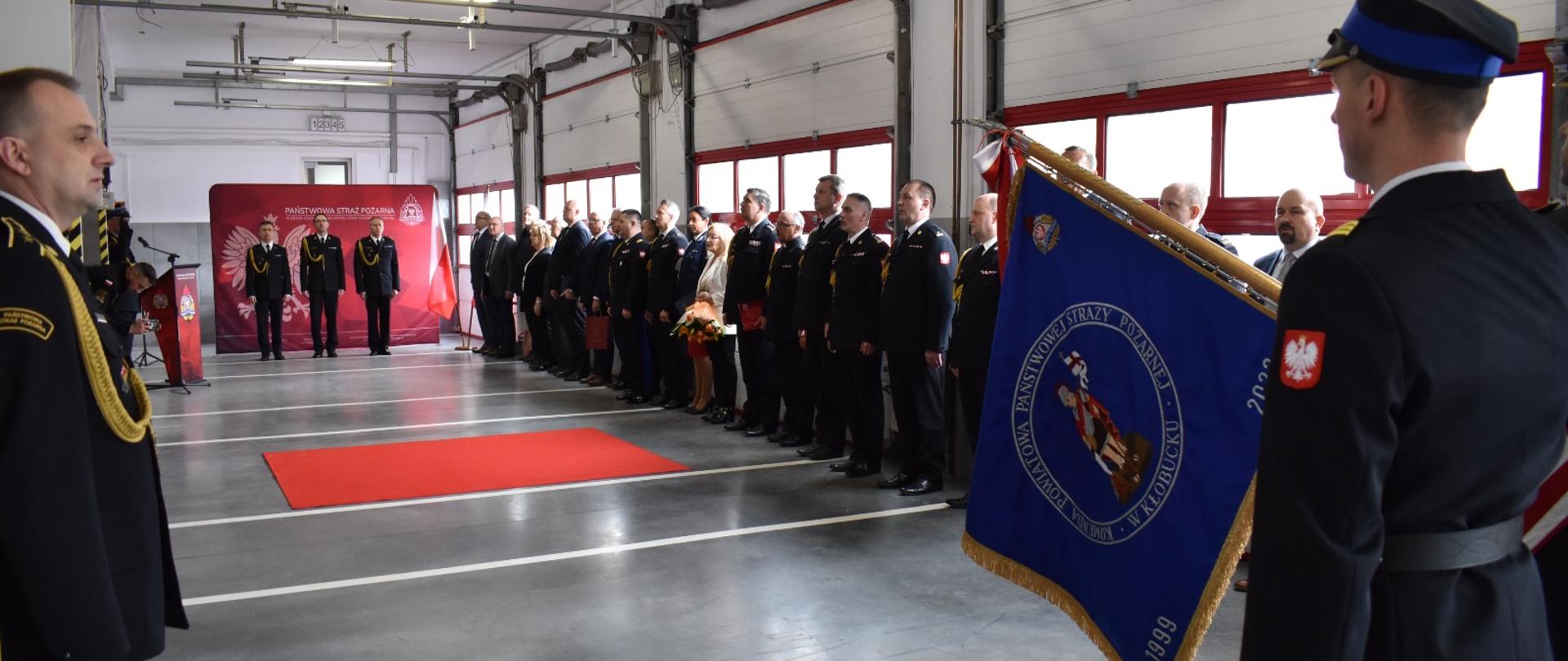 Zdjęcie przedstawia uczestników uroczystej zbiórki z okazji zdania obowiązków Komendanta Powiatowego Państwowej Straży Pożarnej w Kłobucku