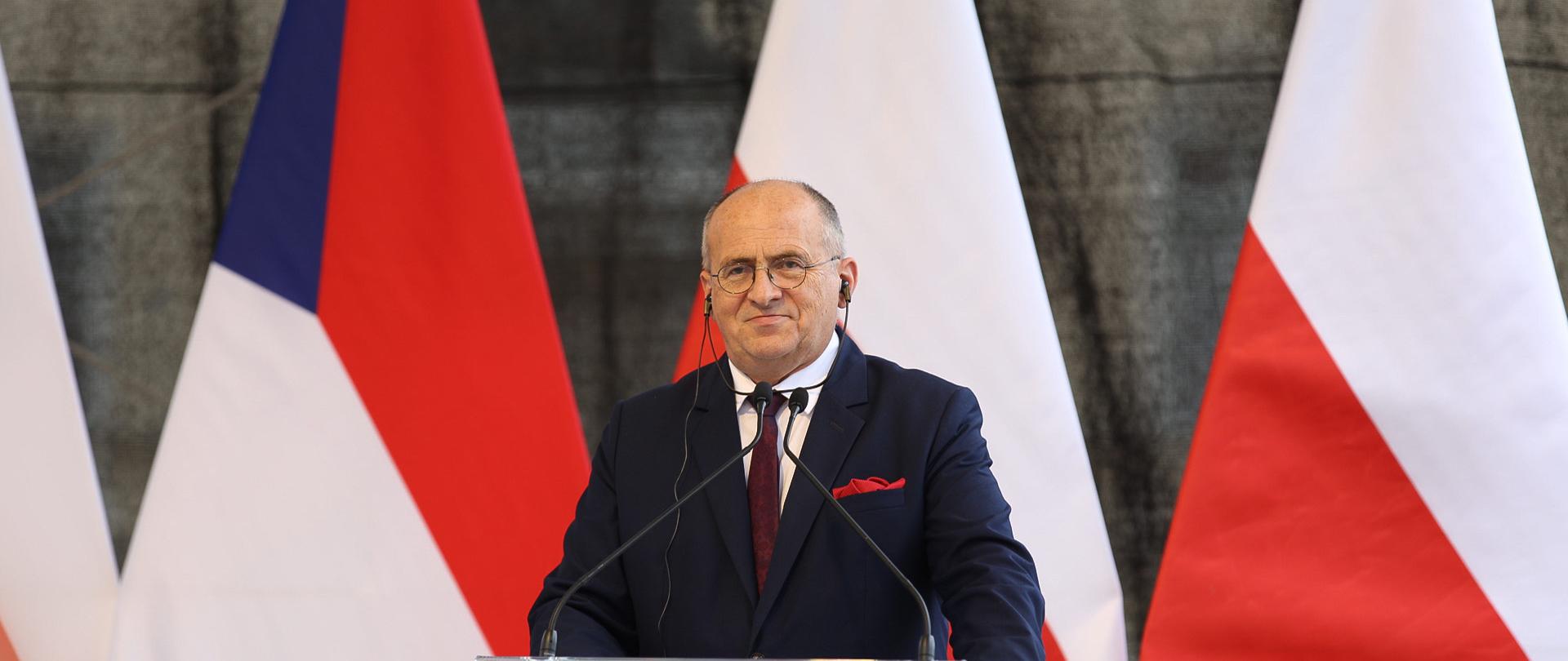 Minister spraw zagranicznych RP Zbigniew Rau podczas spotkania ministrów spraw zagranicznych państw Grupy Wyszehradzkiej (V4) w Komárom (19 lipca 2021) 