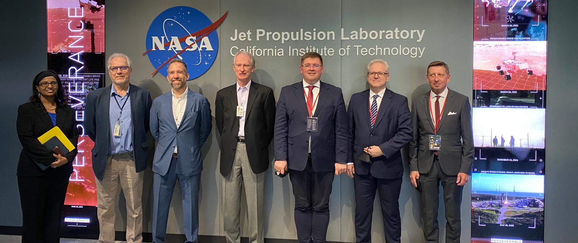 Wizyta wiceministra Tomasza Rzymkowskiego w USA, wiceminister Tomasz Rzymkowski z wizytą w NASA, pozuje do zdjęcia z pracownikami agencji.