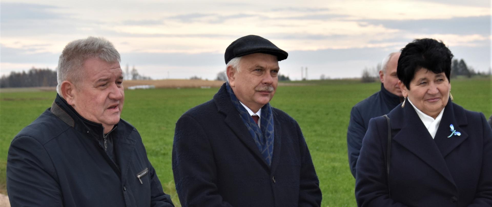 Na zdjęciu od lewej: Wicewojewoda Mazowiecki Sylwester Dąbrowski, Wiceminister Zdrowia Waldemar Kraska, Wójt Gminy Sterdyń Grażyna Sikorska na przebudowanej drodze. 