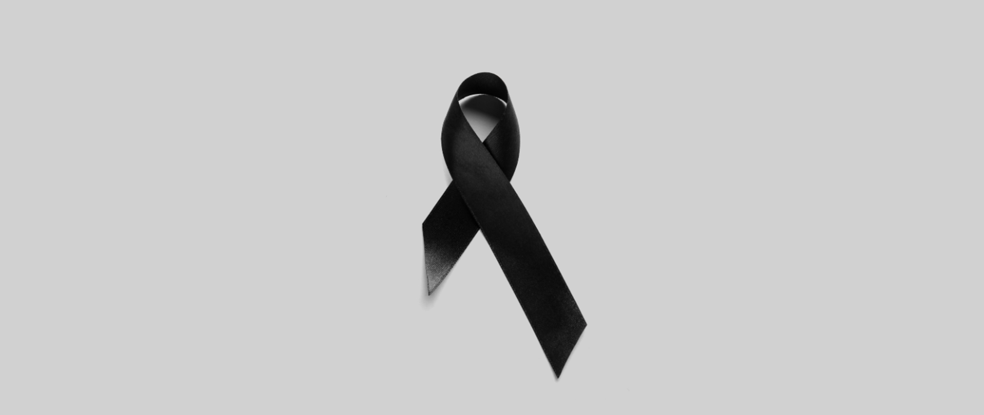 Czarna wstążka na szarym tle
