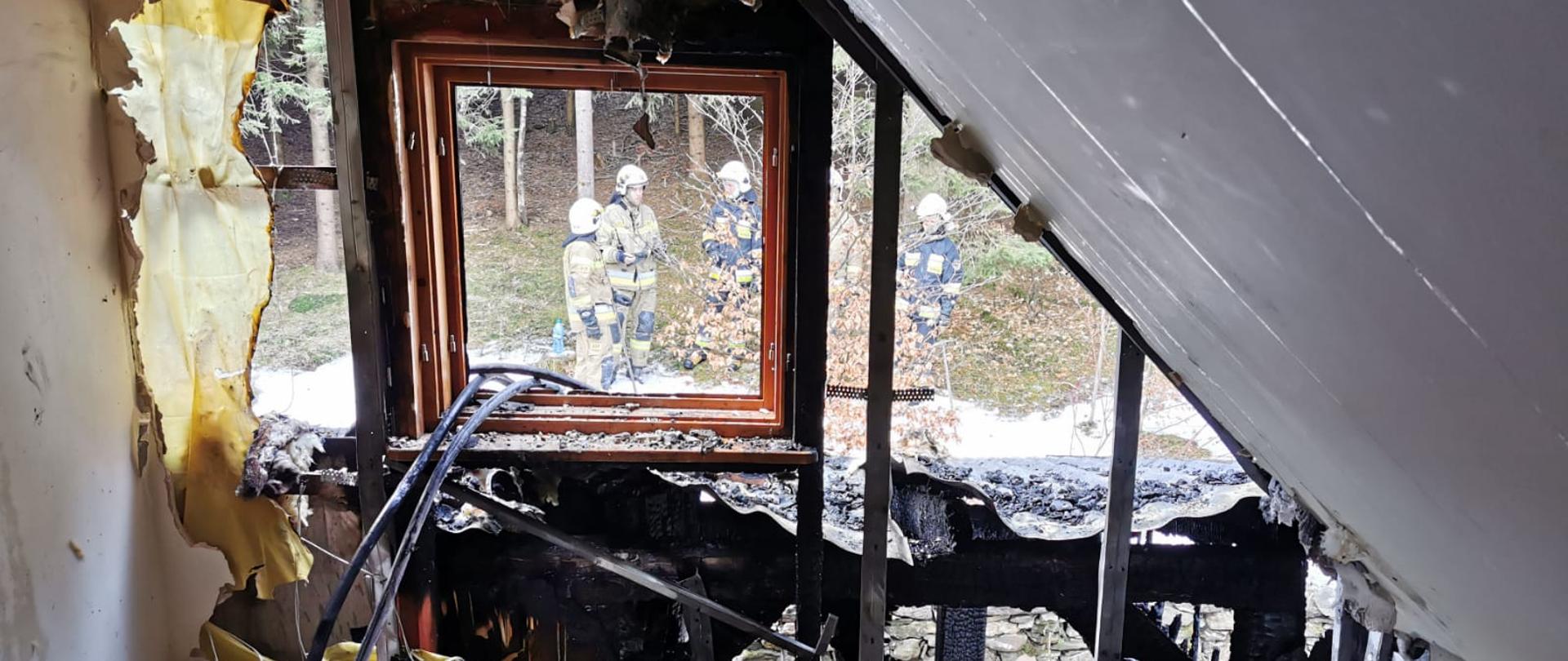 Widok poddasza zniszczonego w wyniku pożaru. 