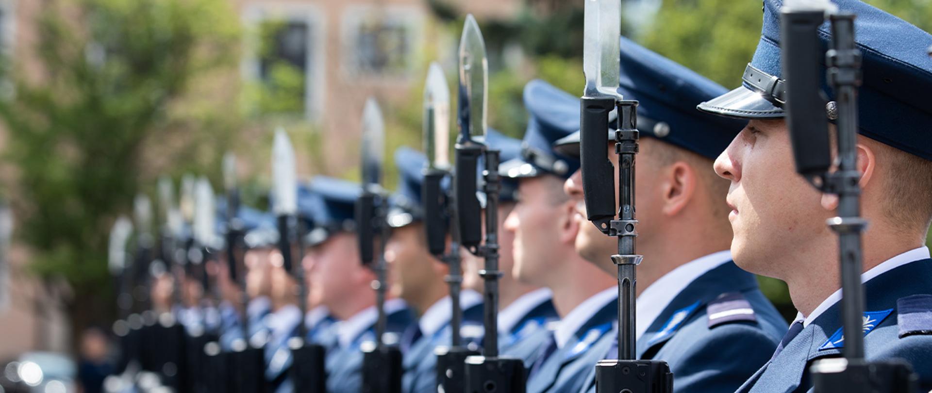 Funkcjonariusze Policji w galowych mundurach.