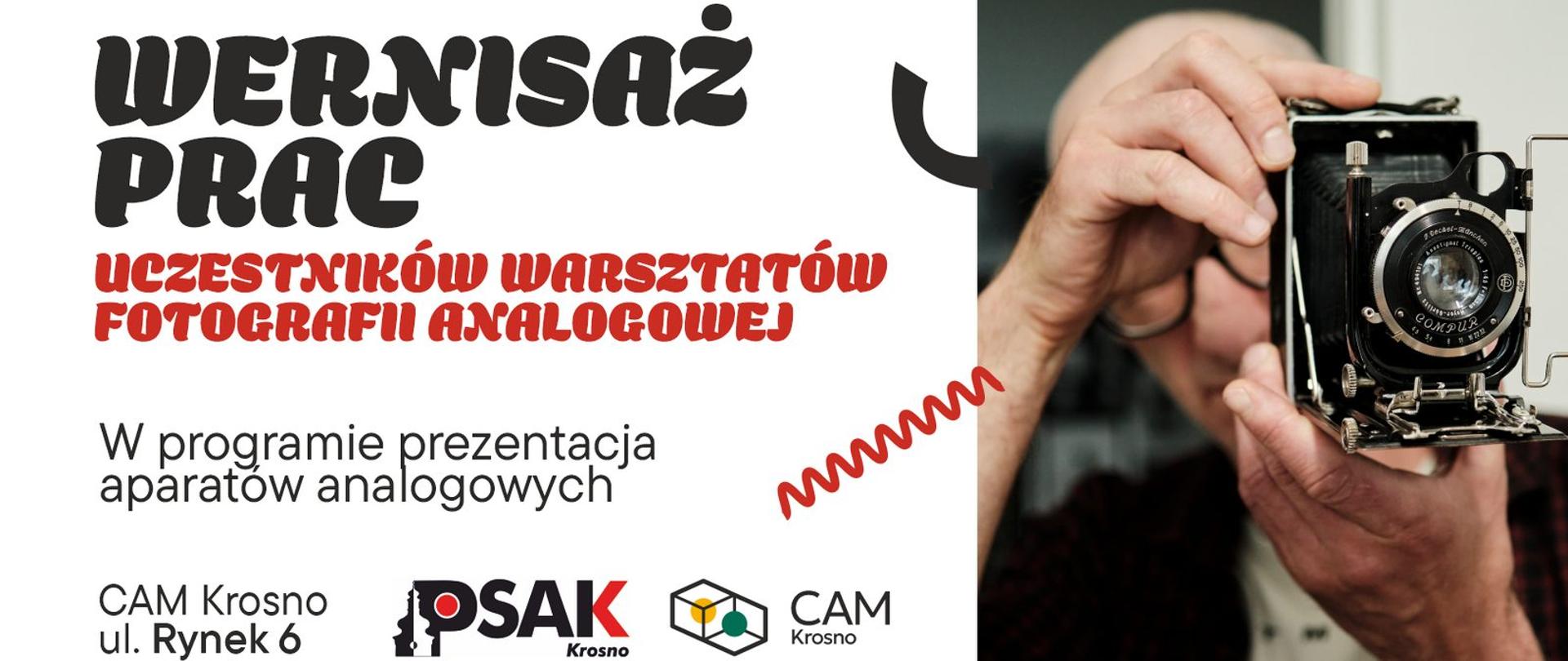 Po prawej stronie plakatu jest zdjęcie przedstawiające mężczyznę trzymającego stary aparat fotograficzne. Po lewej stronie na białym tle jest informacja o wystawie a na dole są loga Studium i Centrum Aktywności młodzieży. 