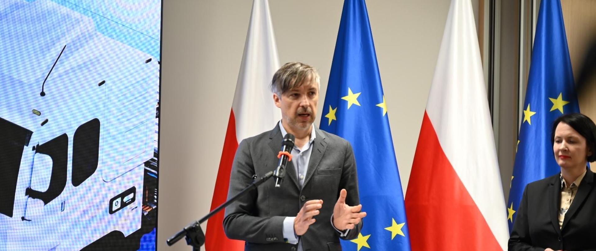 Wiceminister Krzysztof Bolesta podczas konferencji na temat programu NaszeAuto.
