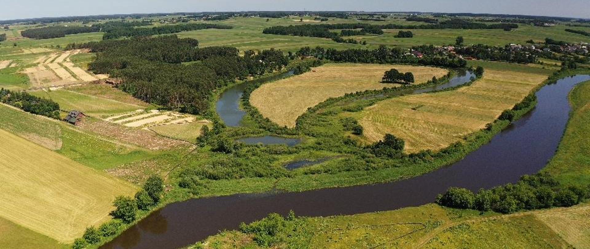Zdjęcie rzeki Narew z lotu ptaka w miejscu gdzie kiedyś przetnie ją droga ekspresowa