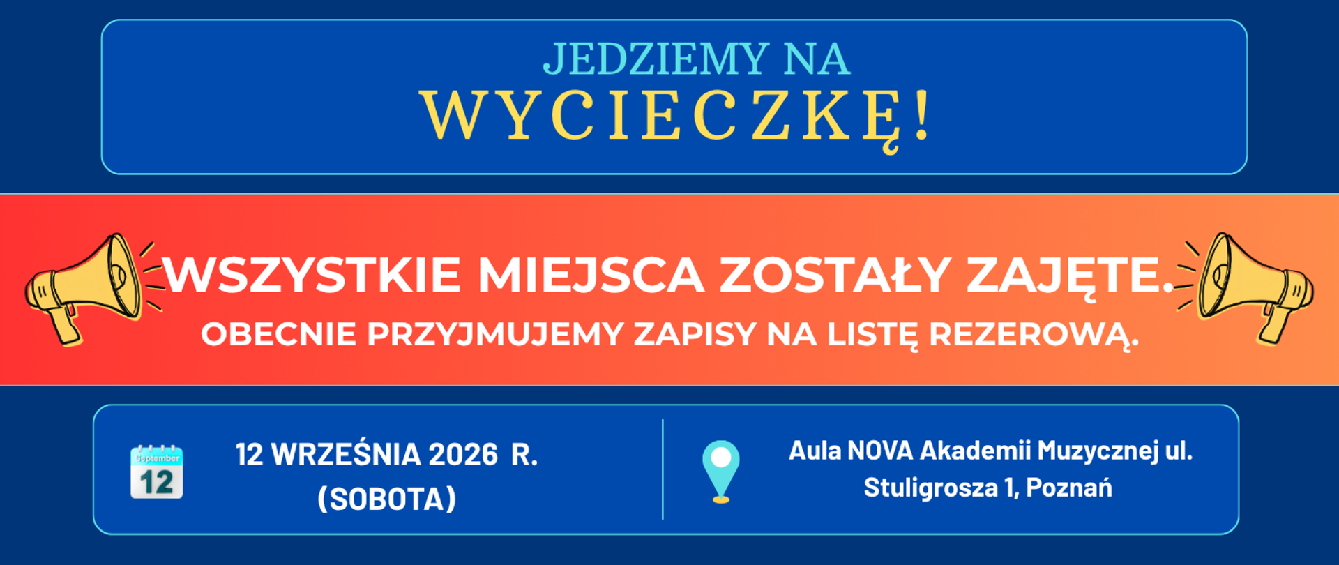 Plakat na granatowym tle. W jego górnej części znajduje się tekst: "Jedziemy na wycieczkę!". Pod tym tekstem znajduje się pomarańczowy pasek w którym wpisany został tekst: "Wszystkie miejsca zostały zajęte. Obecnie przyjmujemy zapisy na listę rezerwową" . Z prawej i lewej strony tekstu znajdują się grafiki przedstawiające żółte megafony. Poniżej znajdują się szczegóły. Pośrodku plakatu znajduje się grafika przedstawiająca czarną postać przedstawiającą mężczyznę z lupą. Z prawej strony znajduje się klucz wiolinowy w kolorze czarnym. 