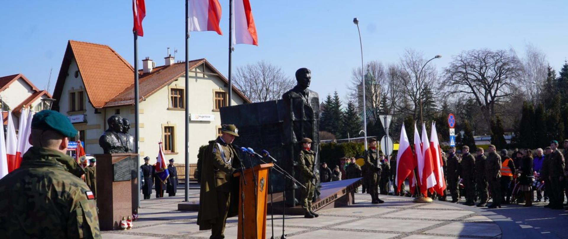 Uroczystość odbywająca się pod pomnikiem Żołnierzy Wyklętych w Rzeszowie