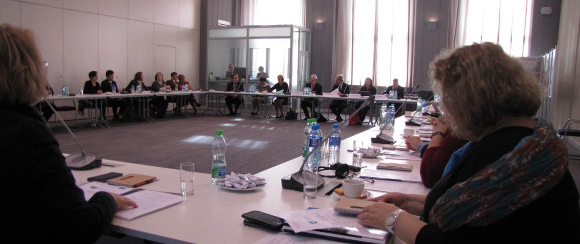 Na zdjęciu: uczestnicy seminarium słuchają prezentacji prelegentów