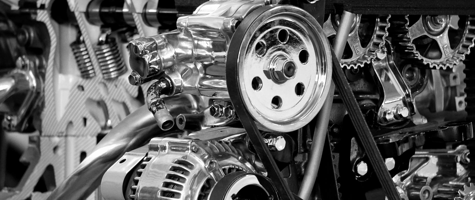 Czarno-białe zdjęcie części silnika samochodowego