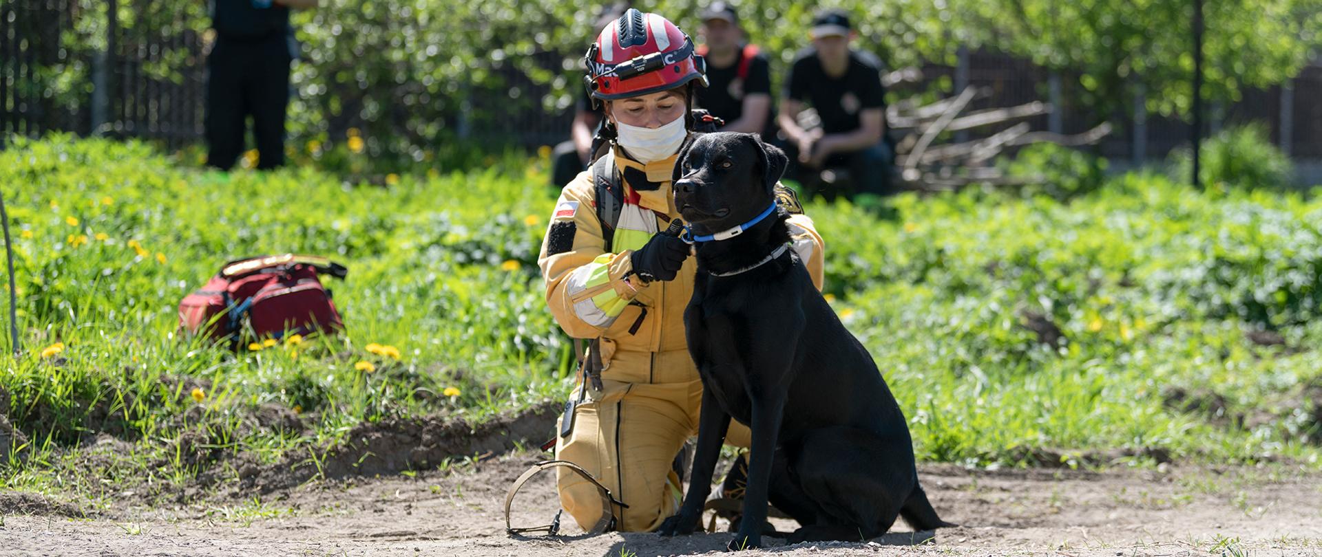 Przewodniczka psów z Państwowej Straży Pożarnej wraz z psem 