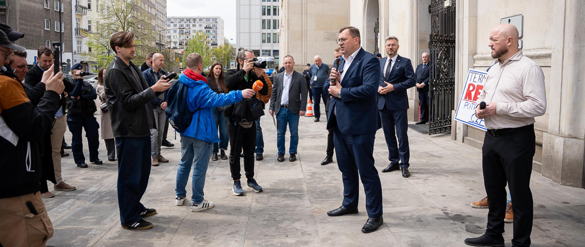 Rozmowa ministra Stefana Krajewskiego z protestującymi (fot. MRiRW)