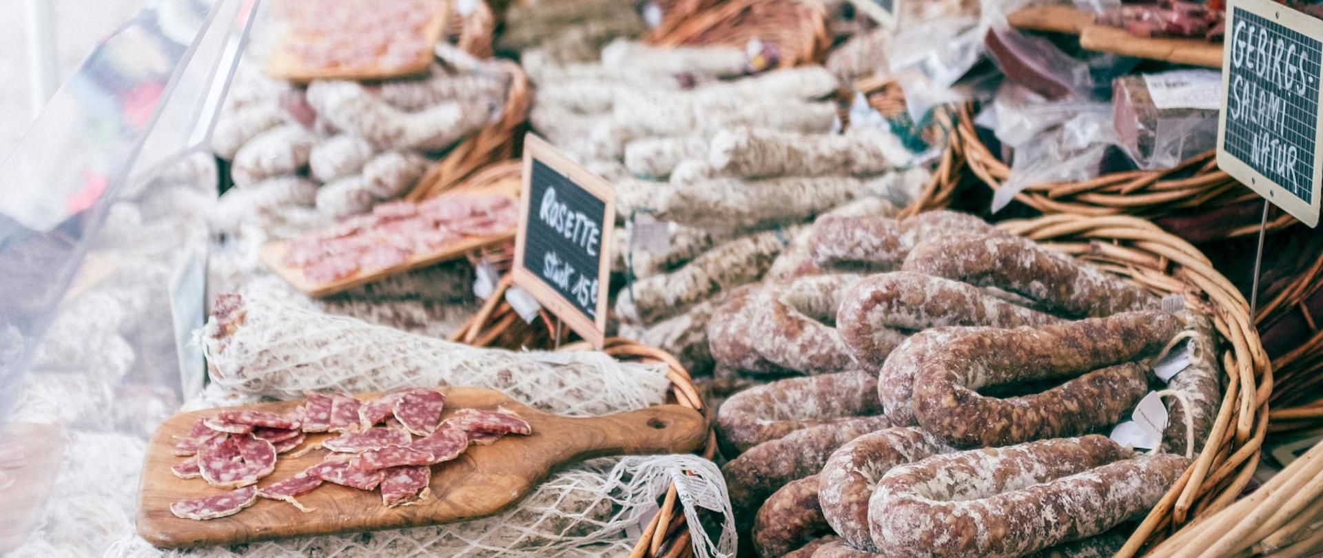 Stoisko z wędlinami