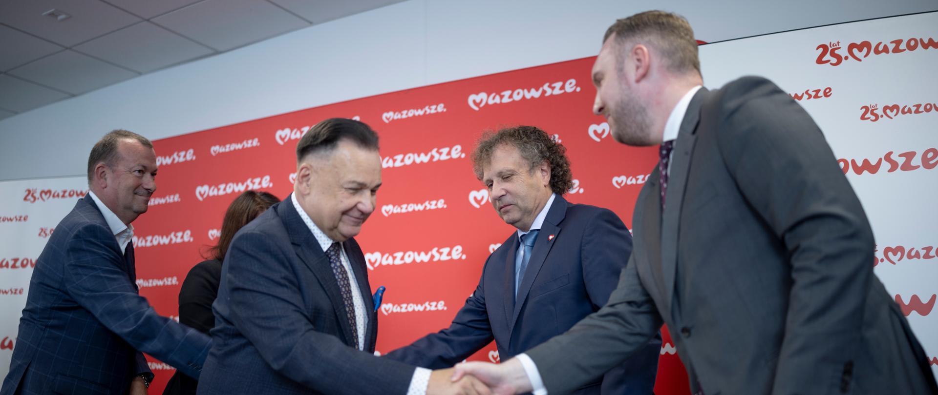 Wiceministrowie Jacek Karnowski i Konrad Wojnarowski wraz z marszałkiem Adamem Struzikiem i wicemarszałkiem Wiesławem Raboszukiem podpisali dziś aneks do Kontraktu Programowego dla Województwa Mazowieckiego. 