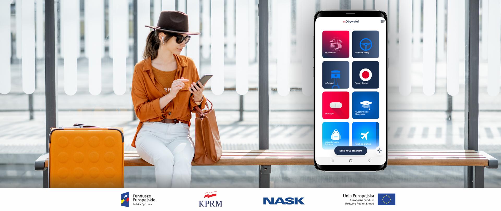 Kobieta siedząca na przystanku, obok niej stoi walizka. Kobieta trzyma w dłoni smartfona, wpisuje coś na jego ekranie. Z prawej strony zdjęcie ekranu telefonu, na którym wyświetla się aplikacji mObywatel.