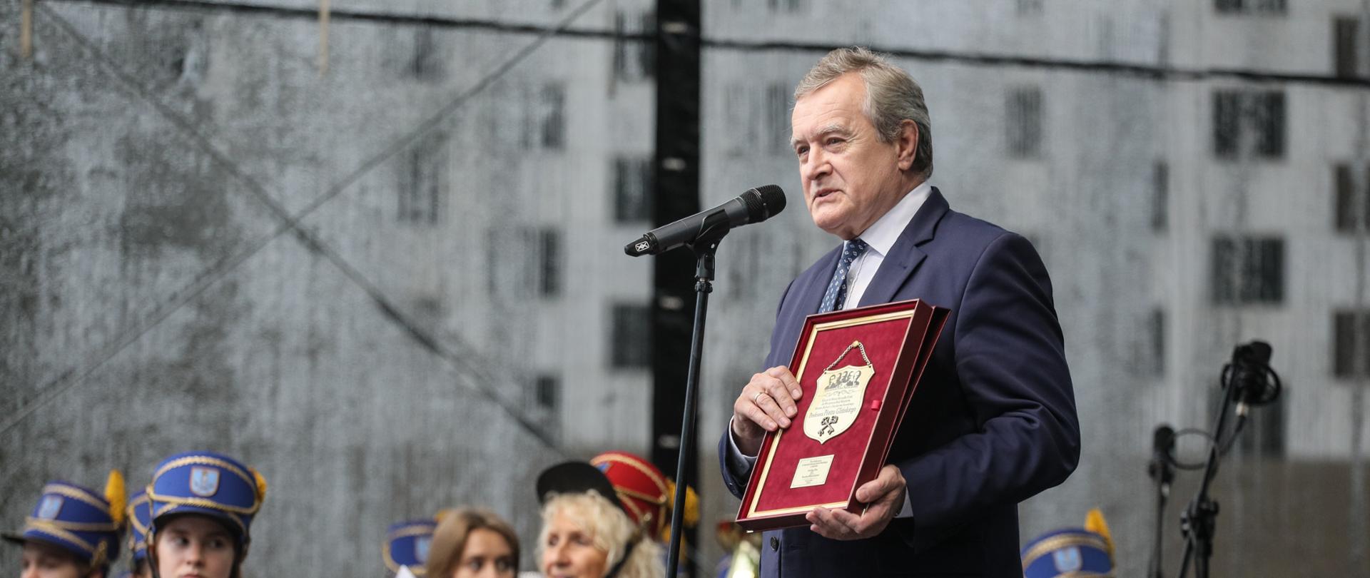 Wicepremier Piotr Gliński otrzymał symboliczne klucze do miasta Sulejówek , fot. Paweł Supernak/PAP