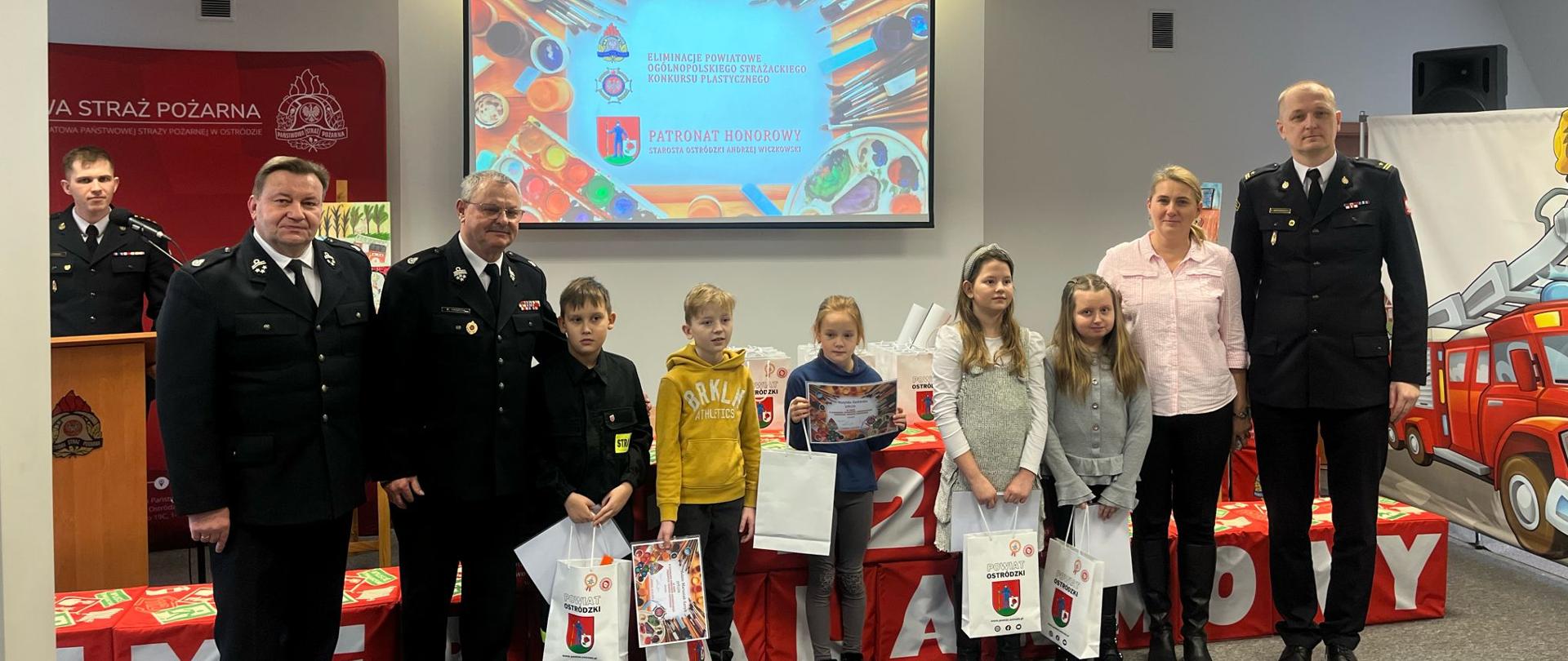 Laureaci konkursu wraz z opiekunem, Komendantem Powiatowym PSP, Wójtem gminy Ostróda oraz Prezes ZOP ZOSP RP