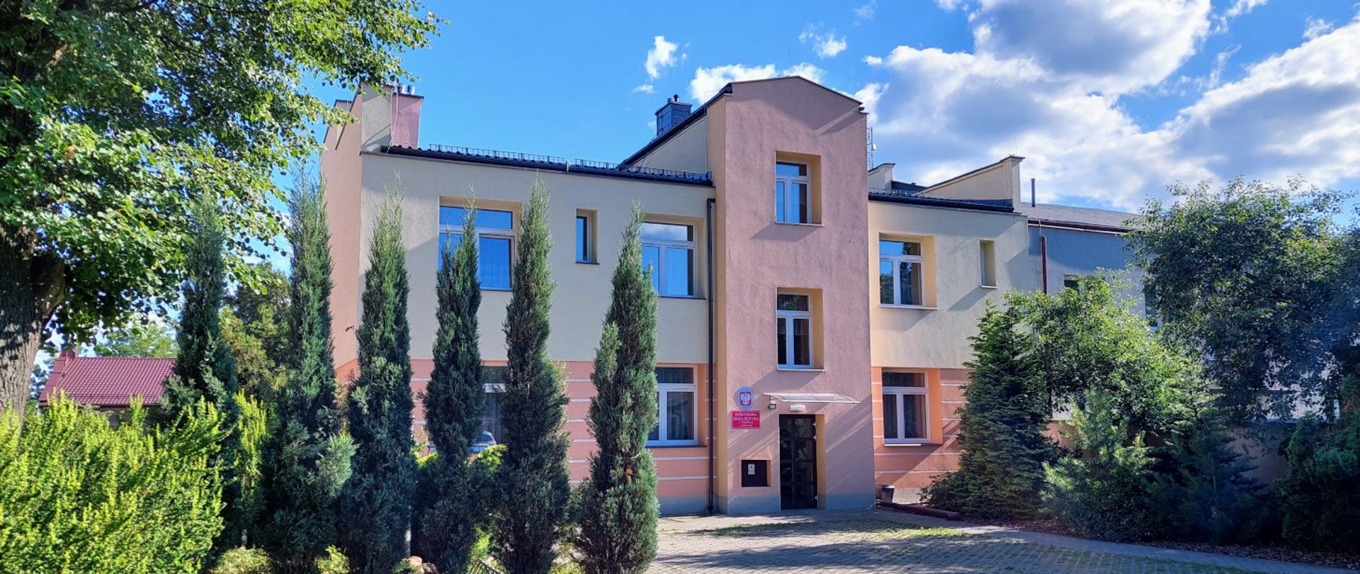 Zdzjęcie przedstawiające budynek Państwowej Szkoły Muzycznej I stopna w Opocznie.