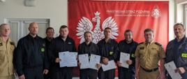 Absolwenci szkolenia na pamiątkowym zdjęciu po odbiorze zaświadczeń z rąk Z-cy Komendanta Powiatowego Państwowej Straży Pożarnej w Środzie Wielkopolskiej bryg. Macieja Kaczmarka
