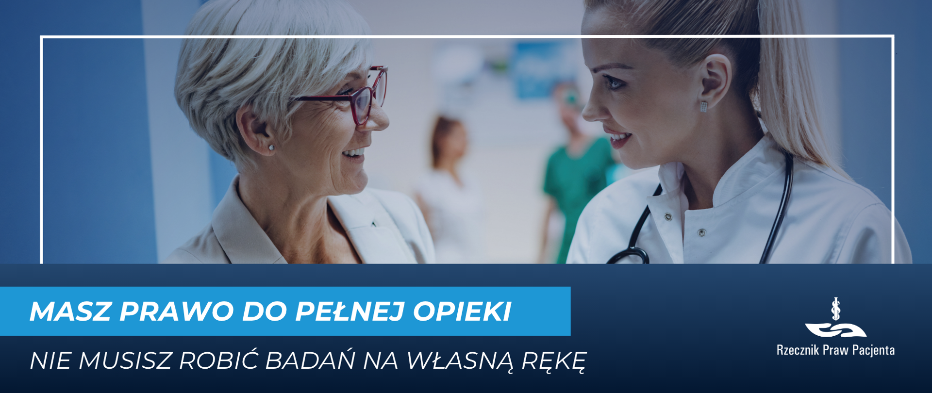 Pacjentka rozmawia z lekarką w korytarzu szpitala 