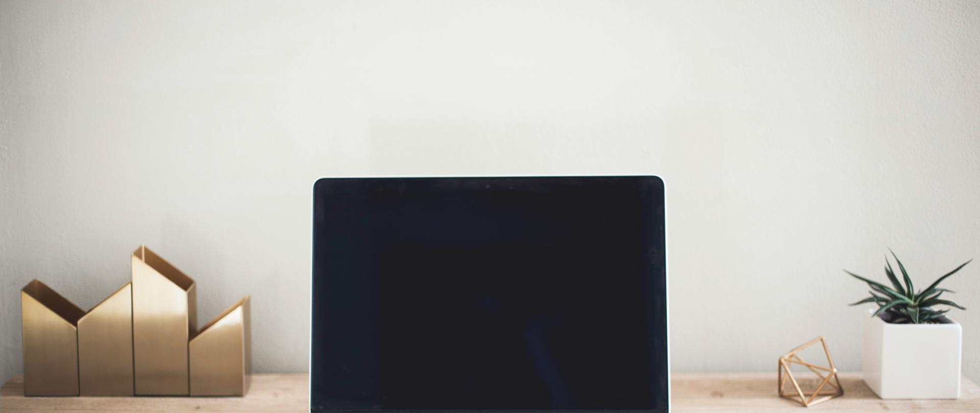 Otwarty laptop na szafce