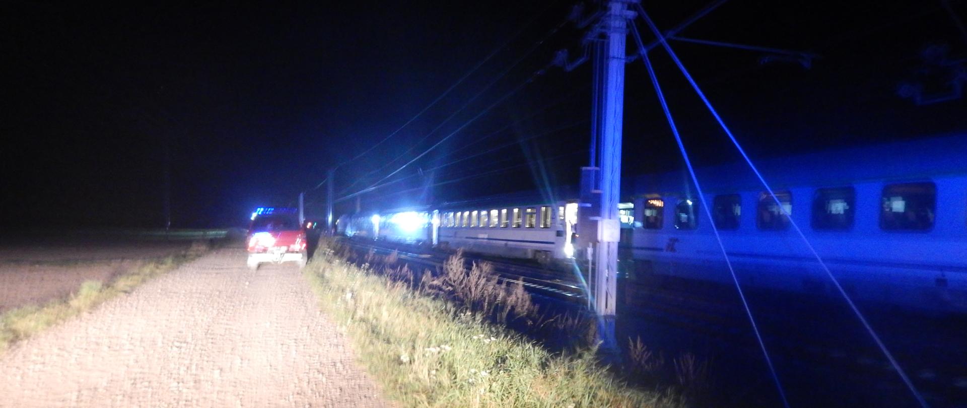 Zdjęcie przedstawia stojący pociąg osobowy. 