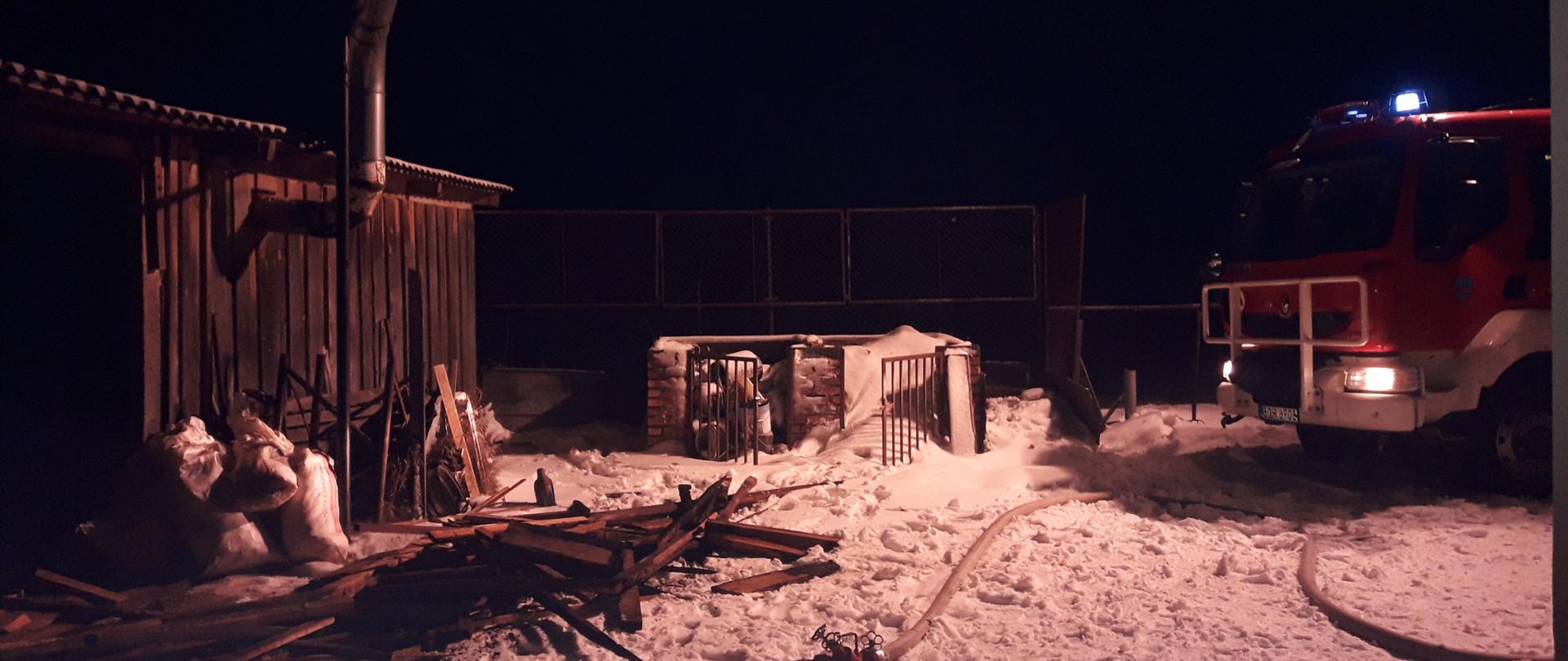 Na zdjęciu budynek suszarni oraz pojazd gaśniczy KP PSP w Grajewie. Dookoła śnieg.