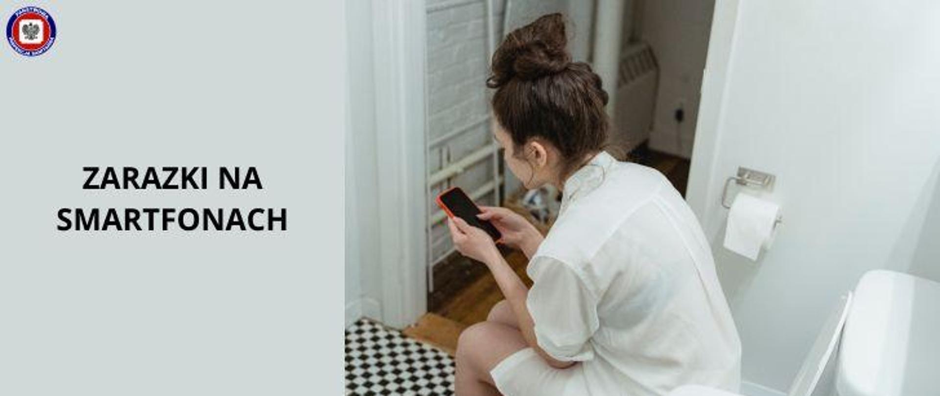 Po lewej na jasnoszarym tle ciemny napis Zarazki na smartfonach. Po prawej kobieta w białej koszuli siedzi na toalecie i trzyma w dłoniach telefon w czerwonym etui. W lewym górnym rogu logo Państwowej Inspekcji Sanitarnej.