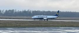 Zdjęcie przedstawia samolot pasażerski firmy Ryanair znajdujący się na pasie startowym w Porcie Lotniczym Szczecin–Goleniów.