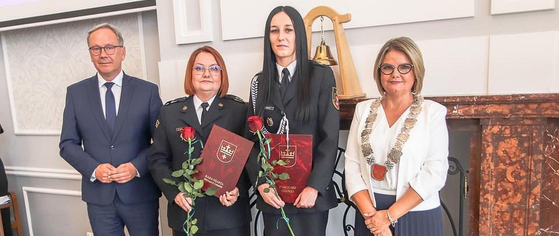 Wyróżnieni w konkursie wraz z władzami miasta.