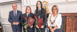 Wyróżnieni w konkursie wraz z władzami miasta.