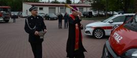 Na zdjęciu metropolita przemyski abp Adam Szal w asyście ks. prałata Mieczysława Rusina kapelana strażaków podczas święcenia sprzętu ratowniczego używanego przez przemyskich strażaków